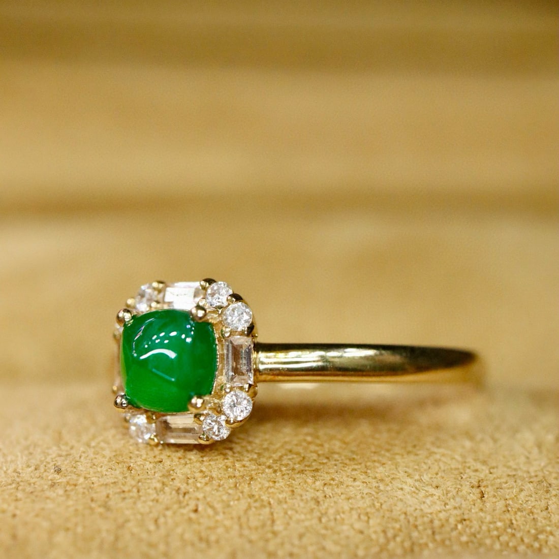 14k Gold 0.68 Ctw Vivid Green Natural Emerald & Diamond Ring: Ref:231070094 // gold content:14k gold // ring size:7. 25us // // main gemstone:emerald // shape:sugar-loaf // carat weight:0. 6ct // color:vivid green // treatment:natural // // adjacent gemstone 2