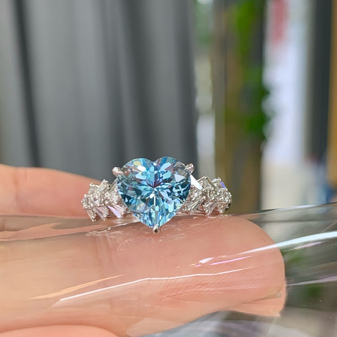 14k Gold 2.75 Ctw Natural Aquamarine & Diamond Ring: Ref:231070098 // gold content:14k gold // ring size:7. 25us // // main gemstone:aquamarine // shape:heart // carat weight:2. 38ct // color:santa maria color // treatment:natural // // adjacent gemston