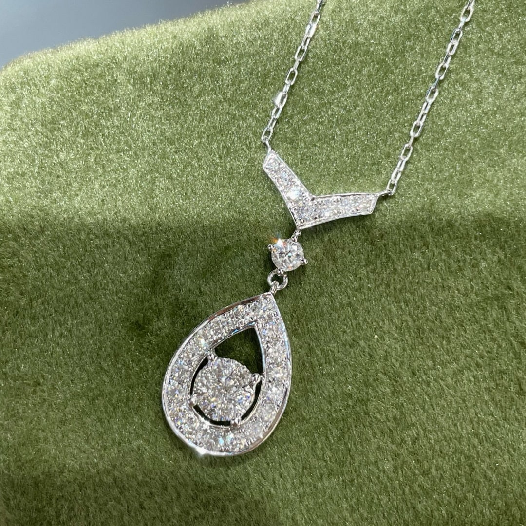 14k Gold 0.6 Ct Natural H Diamond Necklace: Ref:231070132 // gold content:14k gold // main gemstone:diamond // shape:round // carat weight:0. 6ct // clarity grade:vs-si // color:h // treatment:natural // cut grade:g // Low Estimate: 2400