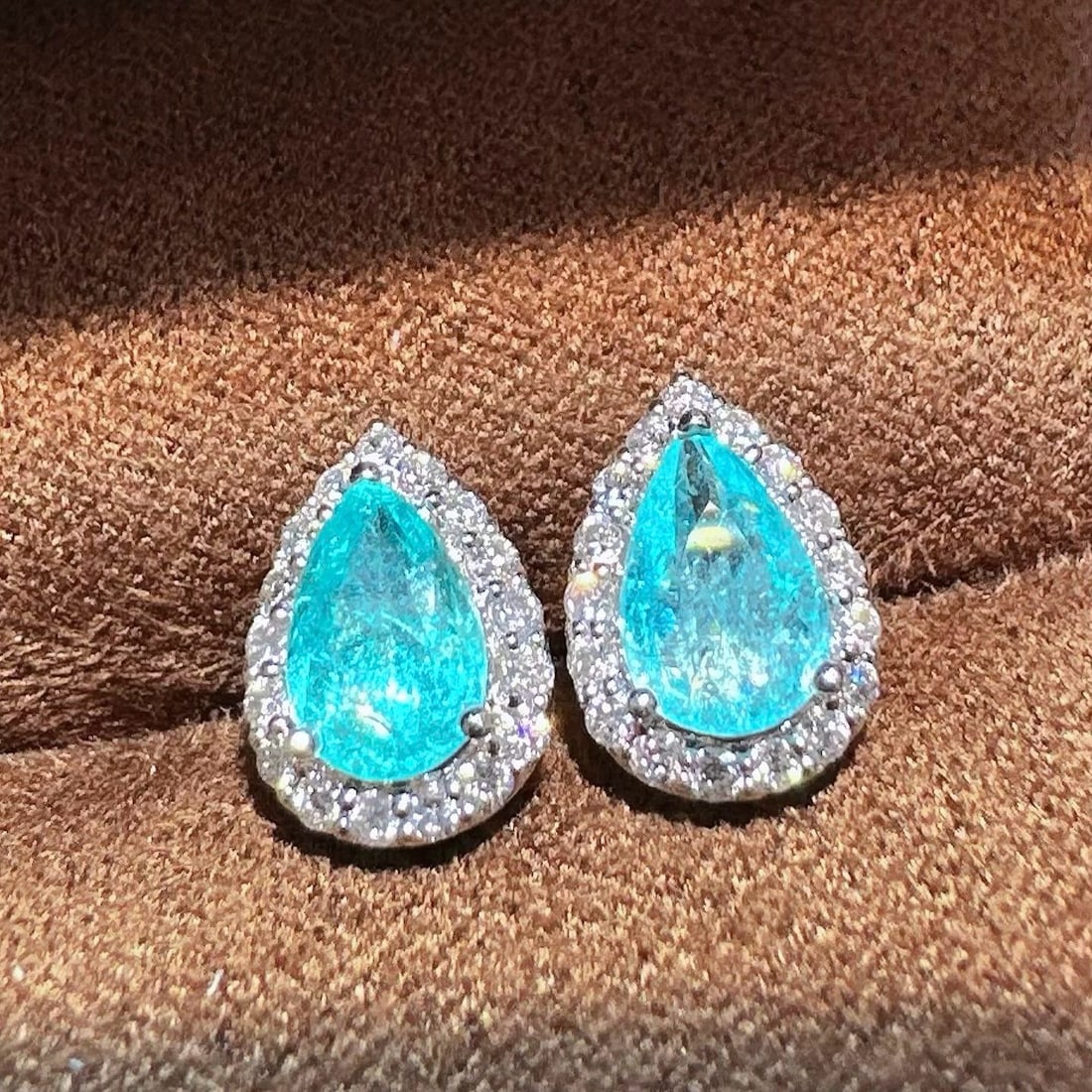 14k Gold 1.65 Ctw Natural Paraiba Tourmaline & Diamond Earrings: Ref:231070142 // gold content:14k gold // main gemstone:paraiba tourmaline // shape:pear // carat weight:1. 31ct // color:blue // treatment:natural // // adjacent gemstone 2 : diamond // shape:round