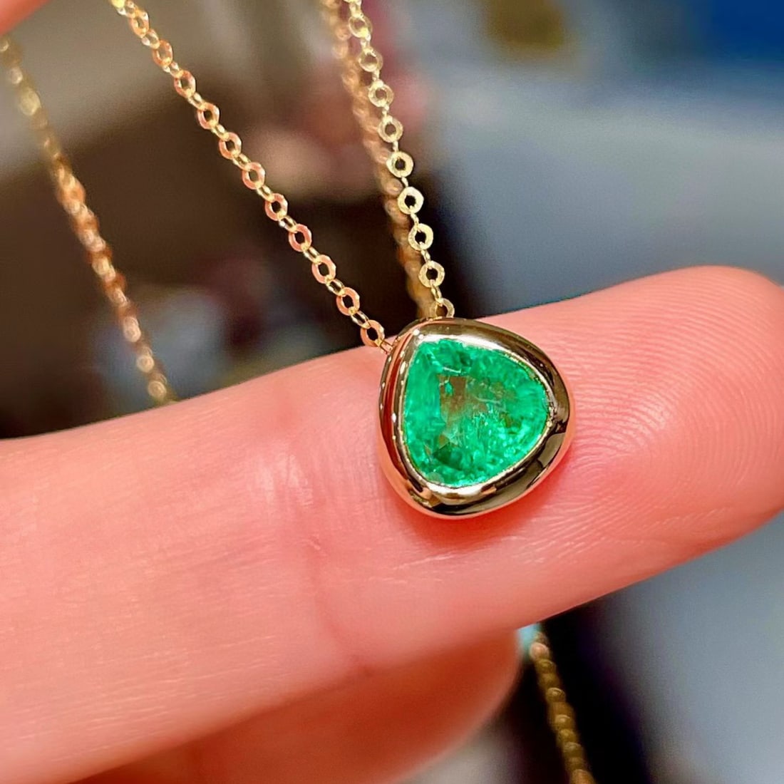 14k Gold 0.81 Ct Natural Emerald Necklace: Ref:231070148 // gold content:14k gold // main gemstone:emerald // shape:pear // carat weight:0. 81ct // color:green // treatment:natural // Low Estimate: 2400 Condition: New High Estimate: 3600