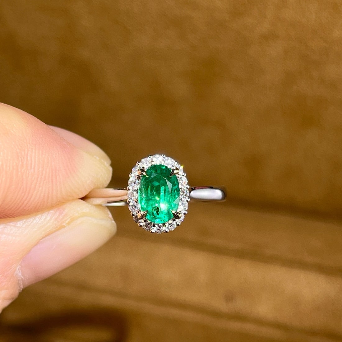 14k Gold 0.92 Ctw Vivid Green Natural Emerald & Diamond Ring: Ref:231070162 // gold content:14k gold // ring size:7. 25us // // main gemstone:emerald // shape:oval // carat weight:0. 76ct // color:vivid green // treatment:natural // // adjacent gemstone 2 :