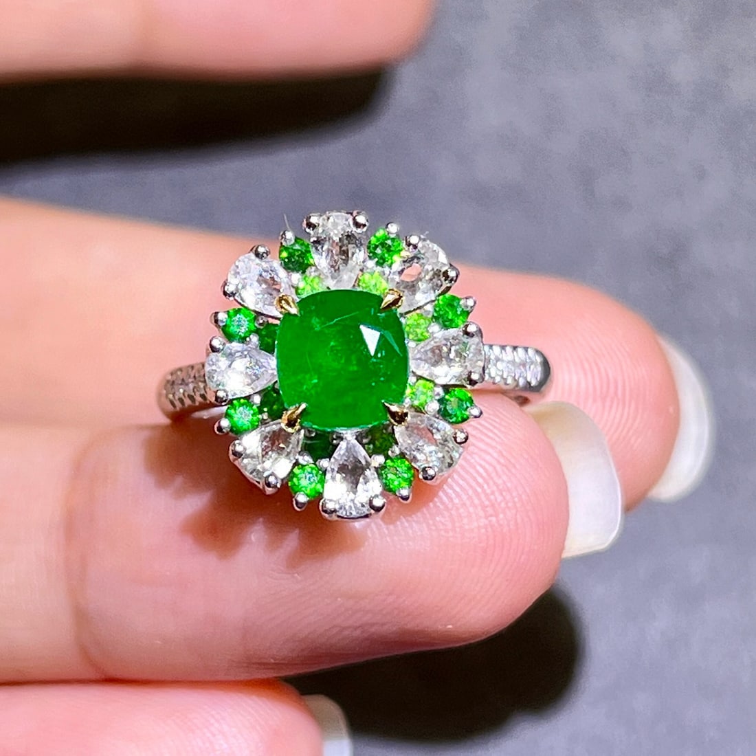 14k Gold 1.36 Ctw Vivid Green Natural Emerald & Diamond Ring - 2