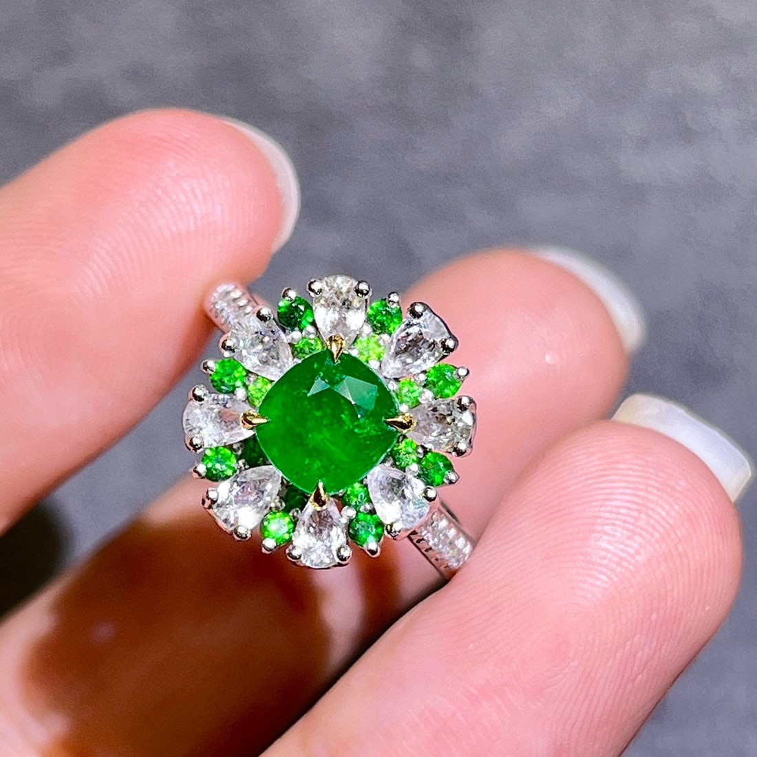14k Gold 1.36 Ctw Vivid Green Natural Emerald & Diamond Ring - 3