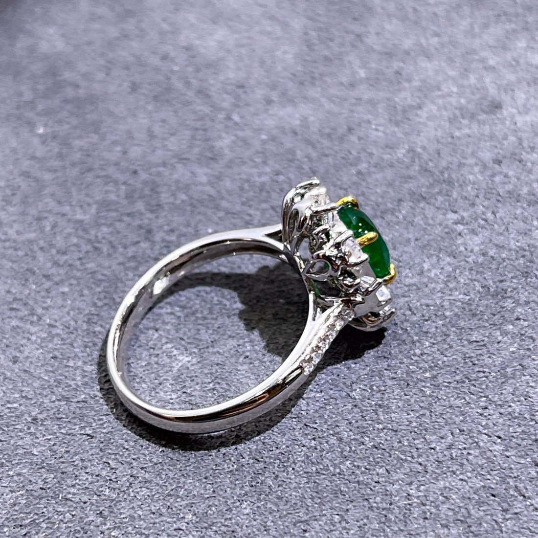14k Gold 1.36 Ctw Vivid Green Natural Emerald & Diamond Ring - 4