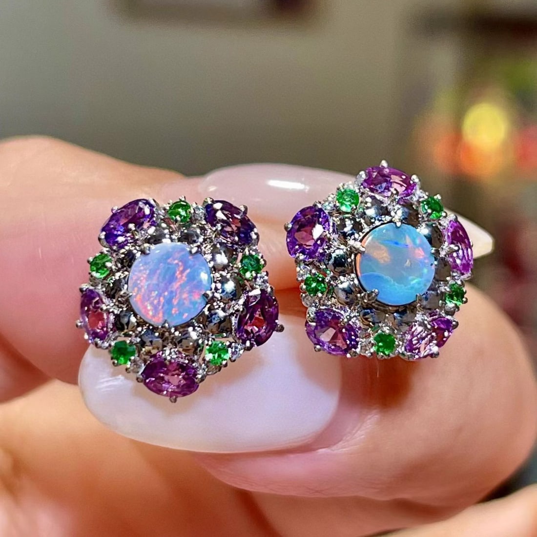 14k Gold 1.48 Ctw Natural Sapphire & Diamond Earrings: Ref:231070176 // gold content:14k gold // main gemstone:sapphire // shape:oval // carat weight:1. 3ct // color:purple // treatment:natural // // adjacent gemstone 2 : diamond // shape:round // carat w