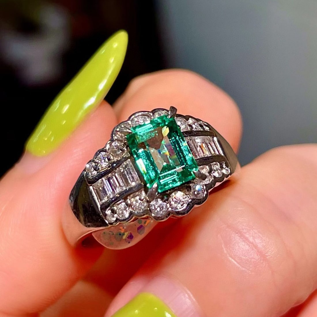 14k Gold 1.70 Ctw Natural Emerald & Diamond Ring: Ref:231070191 // gold content:14k gold // ring size:7. 25us // // main gemstone:emerald // shape:octagonal // carat weight:1. 03ct // color:green // treatment:natural // // adjacent gemstone 2 :