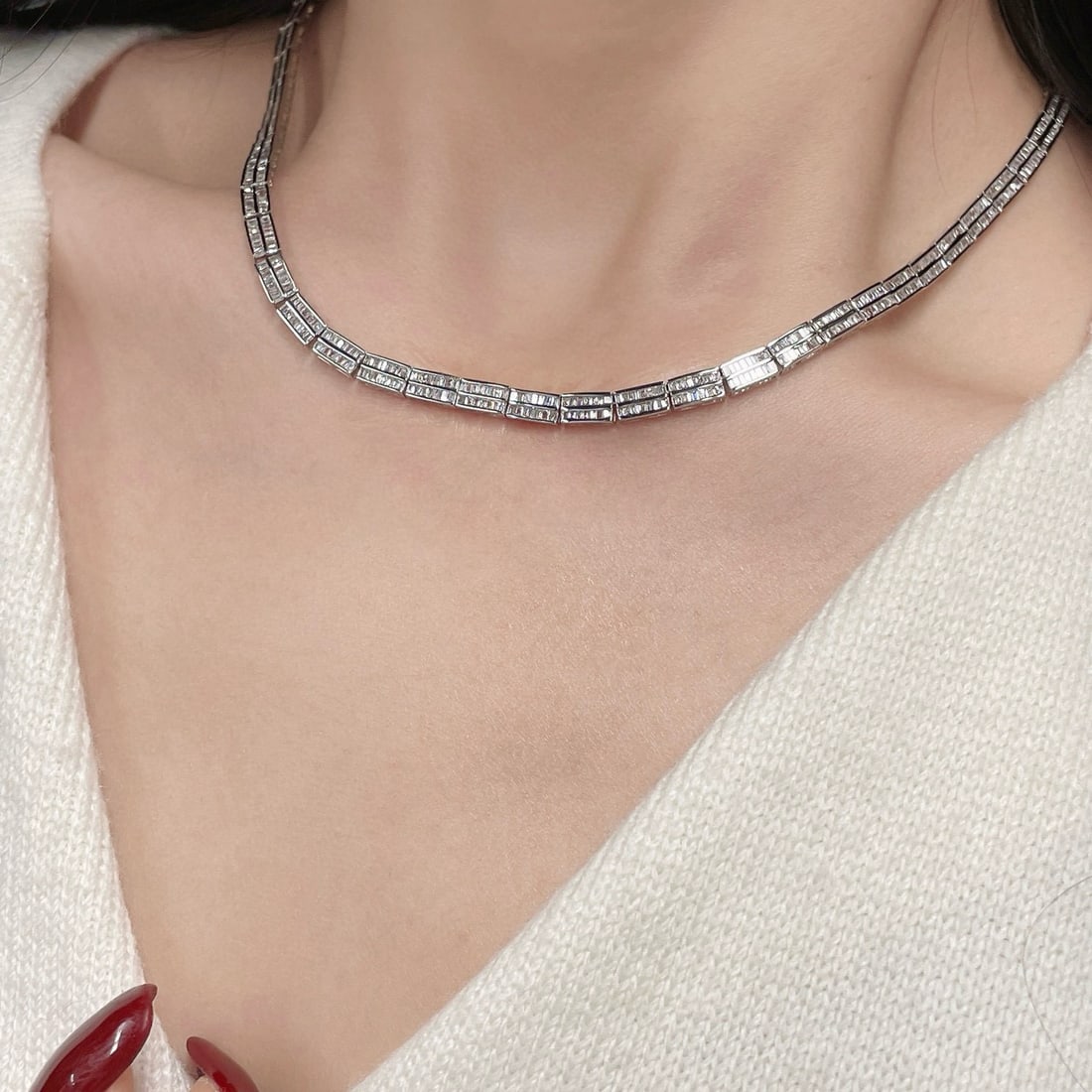 14k Gold 5.00 Ct Natural H Diamond Necklace: Ref:231070196 // gold content:14k gold // main gemstone:diamond // shape:baguette // carat weight:5. 00ct // clarity grade:vs-si // color:h // treatment:natural // Condition: New High Estimate: 38000