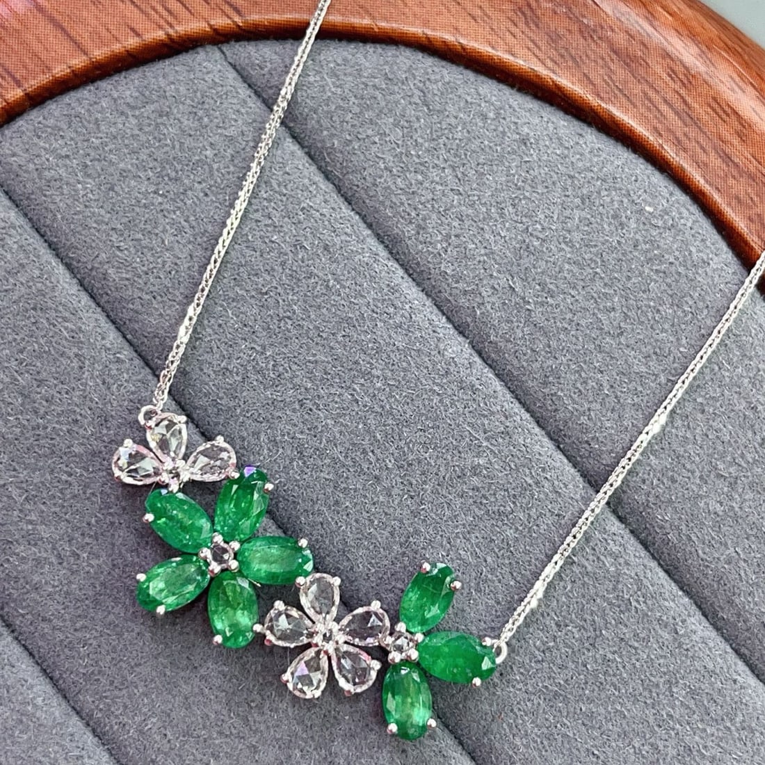 14k Gold 2.80 Ct Natural Emerald & Sapphire Necklace: Ref:231070206 // gold content:14k gold // main gemstone:emerald // shape:oval // carat weight:2. 80ct // color:green // treatment:natural // // adjacent gemstone 2 : sapphire // number of stones:12