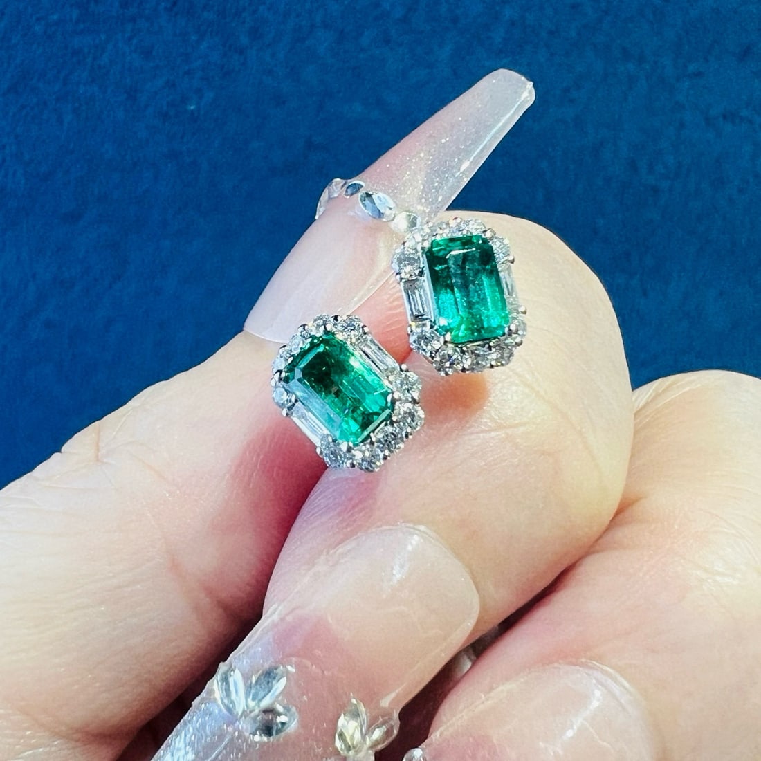 14k Gold 1 Ct Natural Emerald & Diamond Earrings: Ref:231070211 // gold content:14k gold // main gemstone:emerald // shape:octagonal // carat weight:1ct // color:green // treatment:natural // // adjacent gemstone 2 : diamond // shape:multiple //