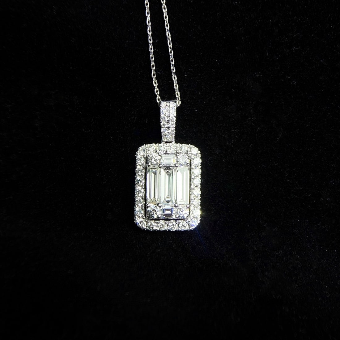 14k Gold 2.10 Ctw Natural H Diamond Necklace: Ref:231070220 // gold content:14k gold // main gemstone:diamond // shape:baguette // carat weight:1. 20ct // clarity grade:vs-si // color:h // treatment:natural // // adjacent gemstone 2 : diamond // 