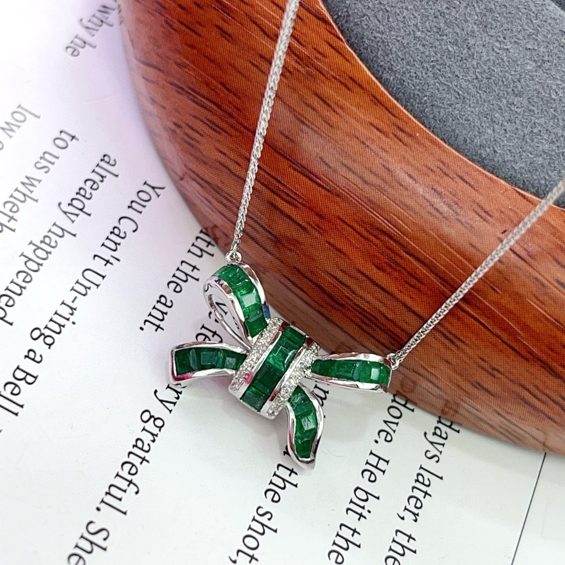14k Gold 2.30 Ct Vivid Green Natural Emerald & Diamond Necklace: Ref:231070226 // gold content:14k gold // main gemstone:emerald // shape:square // carat weight:2. 30ct // color:vivid green // treatment:natural // // adjacent gemstone 2 : diamond // shape:round //