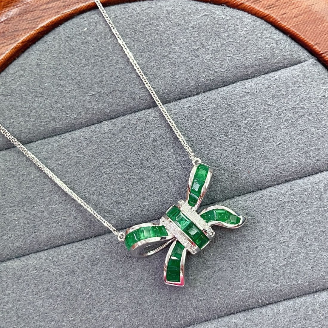 14k Gold 2.30 Ct Vivid Green Natural Emerald & Diamond Necklace - 2