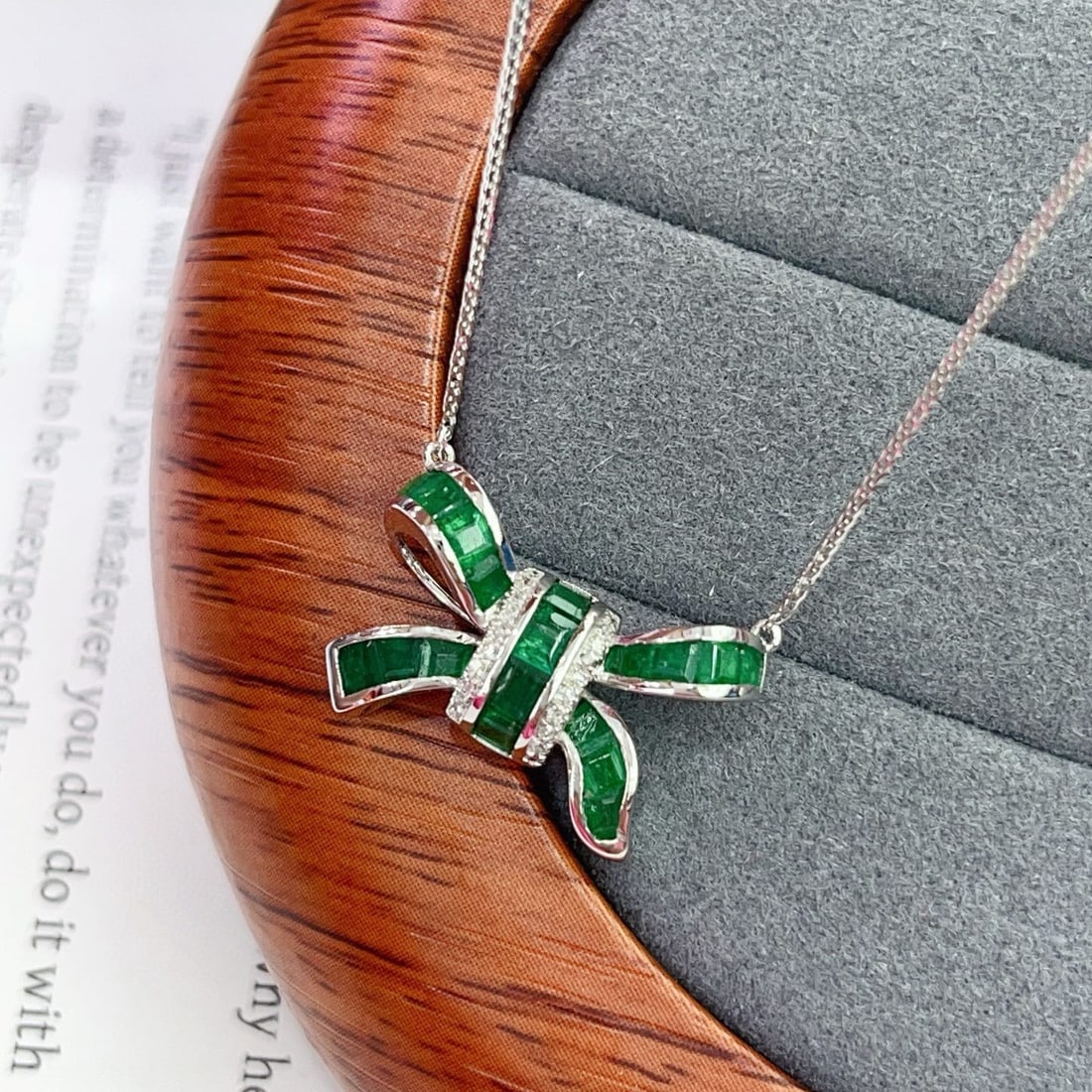 14k Gold 2.30 Ct Vivid Green Natural Emerald & Diamond Necklace - 3