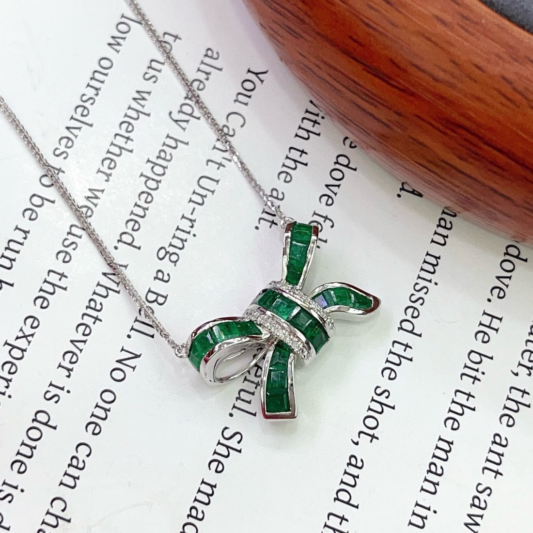 14k Gold 2.30 Ct Vivid Green Natural Emerald & Diamond Necklace - 4