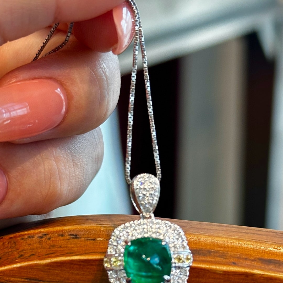 14k Gold 3.02 Ctw Natural Emerald & Diamond Pendant( Without Chain ): Ref:231070229 // gold content:14k gold // main gemstone:emerald // shape:sugar-loaf // carat weight:2. 64ct // color:muzo green // treatment:natural // // adjacent gemstone 2 : diamond // shape:round 