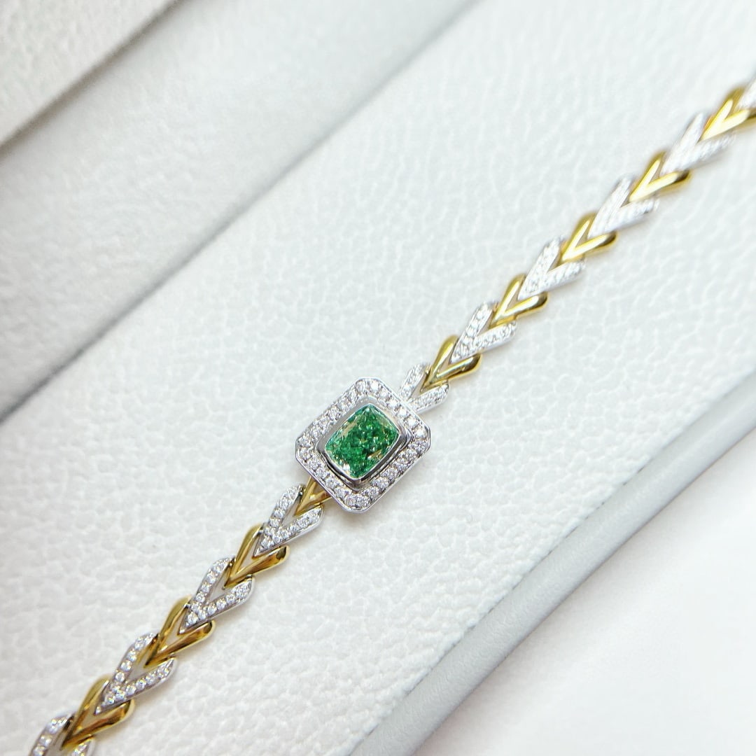 14k Gold 1.62 Ctw Natural Green Diamond & Diamond Bracelet: Ref:231070250 // gold content:14k gold // main gemstone:green diamond // shape:cushion // carat weight:1. 00ct // color:green // treatment:natural // // adjacent gemstone 2 : diamond // shape:round //