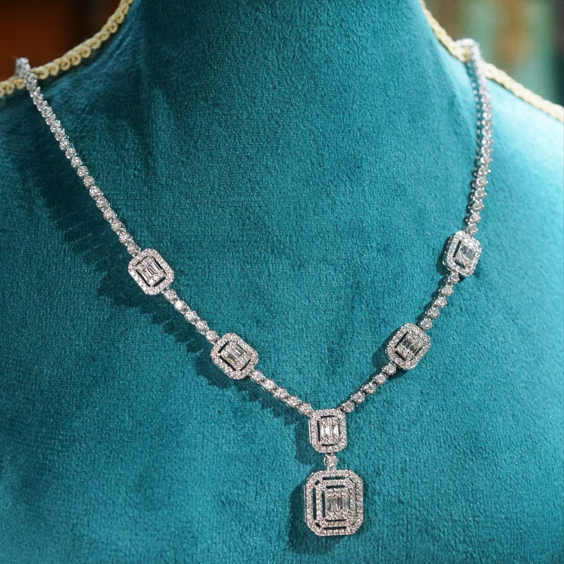 14k Gold 3.80 Ct Natural H Diamond Necklace: Ref:231070254 // gold content:14k gold // main gemstone:diamond // shape:multiple // carat weight:3. 80ct // clarity grade:vs-si // color:h // treatment:natural // High Estimate: 38000 Condition: New 