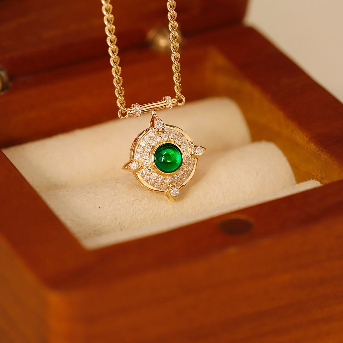 14k Gold 0.49 Ctw Vivid Green Natural Emerald & Diamond Necklace: Ref:231070270 // gold content:14k gold // main gemstone:emerald // shape:round // carat weight:0. 28ct // color:vivid green // treatment:natural // cut grade:g // // adjacent gemstone 2 : diamond //