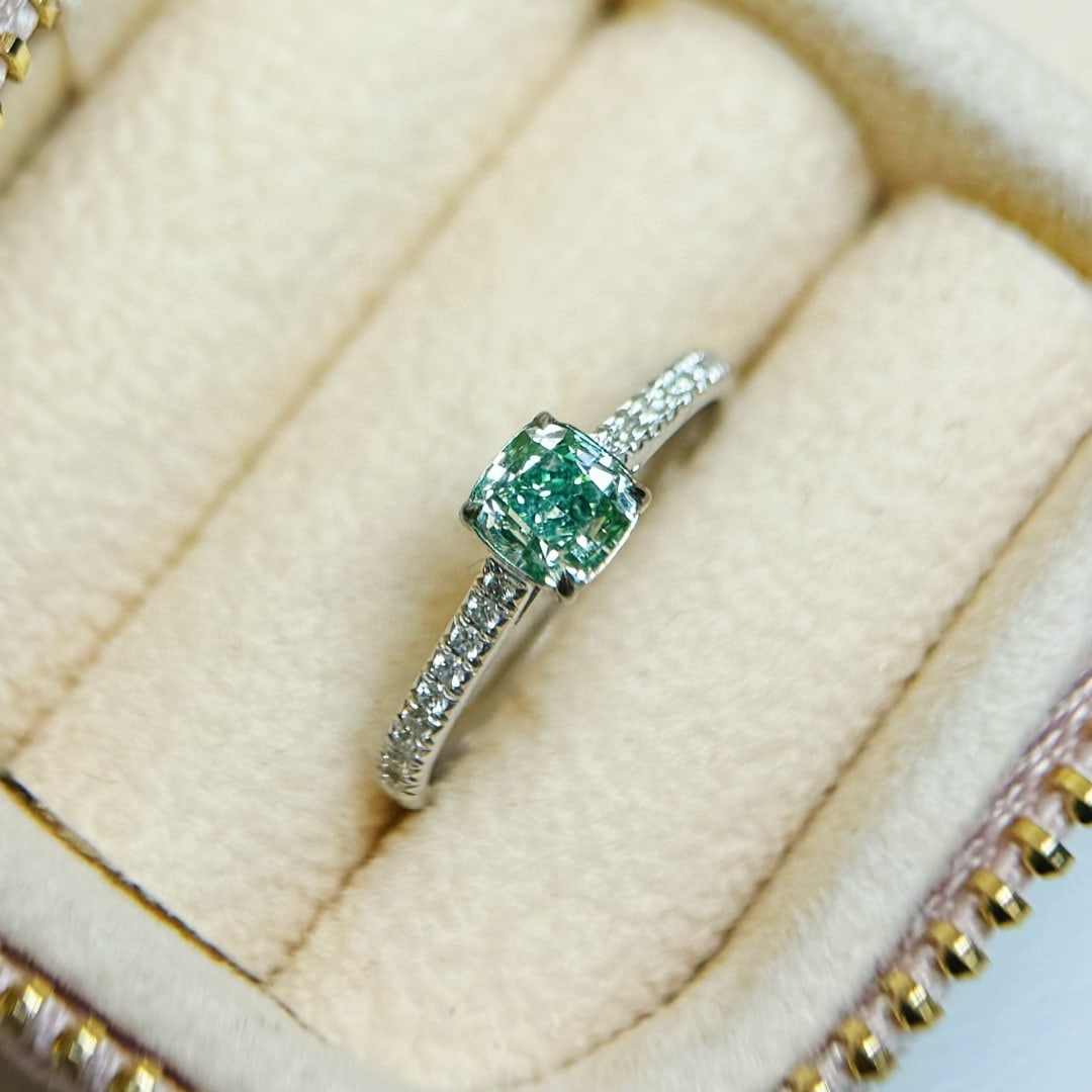 14k Gold 0.91 Ctw Natural Green Diamond & Diamond Ring: Ref:231070271 // gold content:14k gold // ring size:7. 25us // // main gemstone:green diamond // shape:cushion // carat weight:0. 76ct // color:green // treatment:natural // // adjacent gemstone 2 :