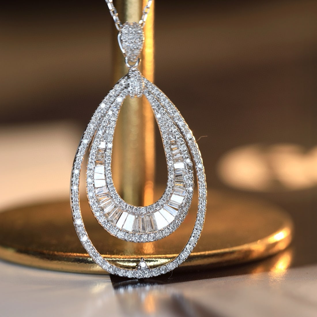 14k Gold 0.75 Ct Natural H Diamond Necklace: Ref:231070289 // gold content:14k gold // main gemstone:diamond // shape:multiple // carat weight:0. 75ct // clarity grade:vs-si // color:h // treatment:natural // High Estimate: 5300 Low Estimate: