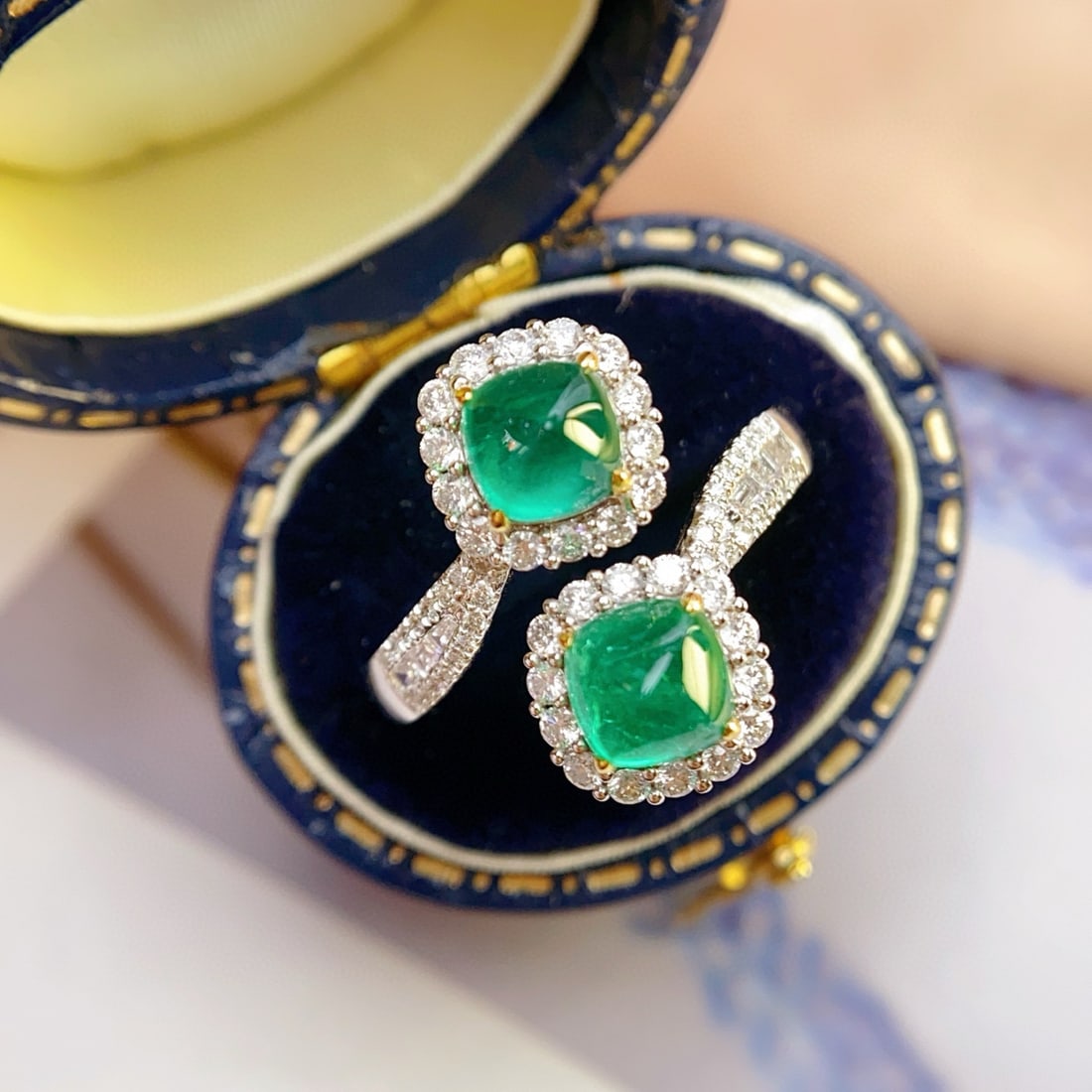 14k Gold 1.65 Ct Natural Emerald & Diamond Ring: Ref:231070291 // gold content:14k gold // ring size:7. 25us // // main gemstone:emerald // shape:sugar-loaf // carat weight:1. 65ct // color:green // treatment:natural // // adjacent gemstone 2 :