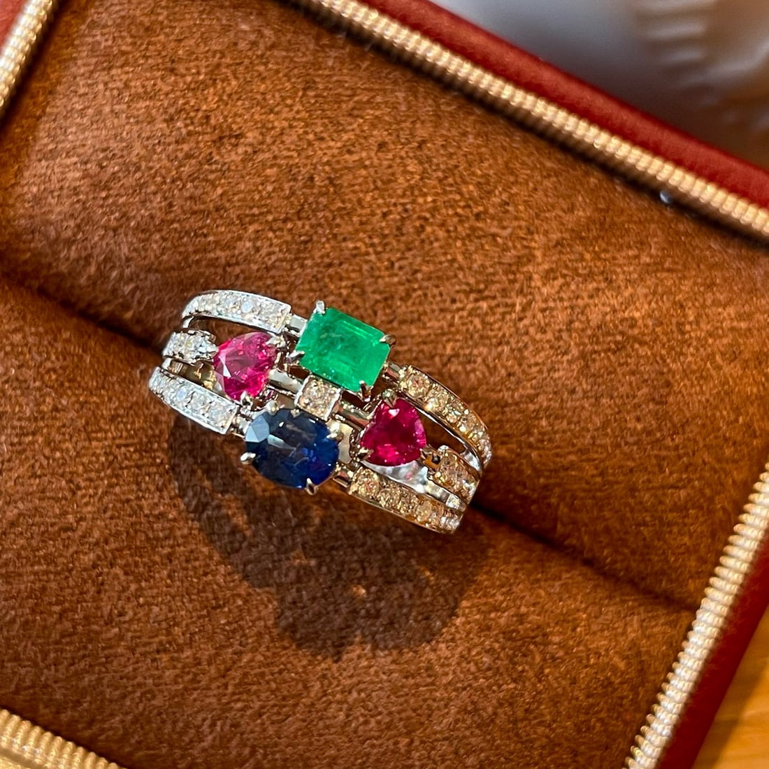 14k Gold 1.0 Ctw Natural Ruby & Emerald Ring: Ref:231070302 // gold content:14k gold // ring size:7. 25us // // main gemstone:ruby // shape:heart // carat weight:0. 5ct // color:red // treatment:natural // // adjacent gemstone 2 : emerald //