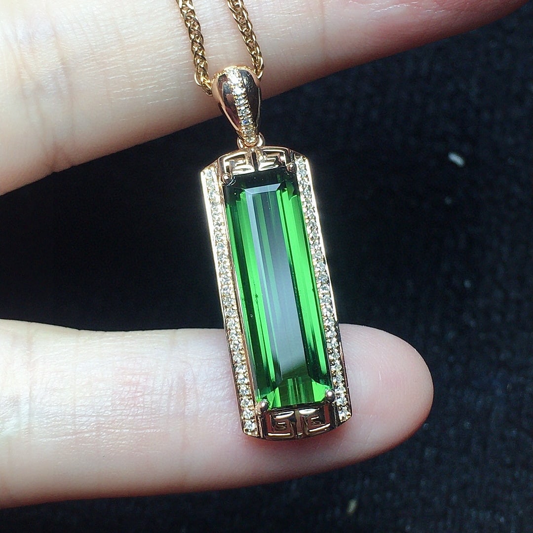 14k Gold 4.82 Ct Natural Tourmaline & Diamond Pendant( Without Chain ): Ref:231070317 // gold content:14k gold // main gemstone:tourmaline // shape:octagonal // carat weight:4. 82ct // color:green // treatment:natural // // adjacent gemstone 2 : diamond // number of