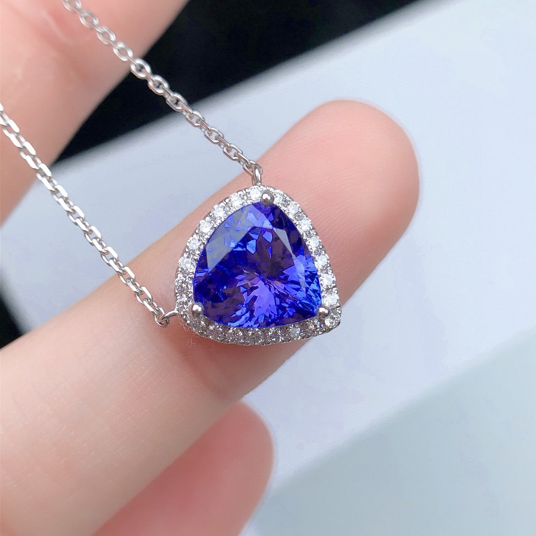 14k Gold 2.72 Ctw Natural Tanzanite & Diamond Necklace: Ref:231070319 // gold content:14k gold // main gemstone:tanzanite // shape:pear // carat weight:2. 54ct // color:blue // treatment:natural // // adjacent gemstone 2 : diamond // shape:round // carat
