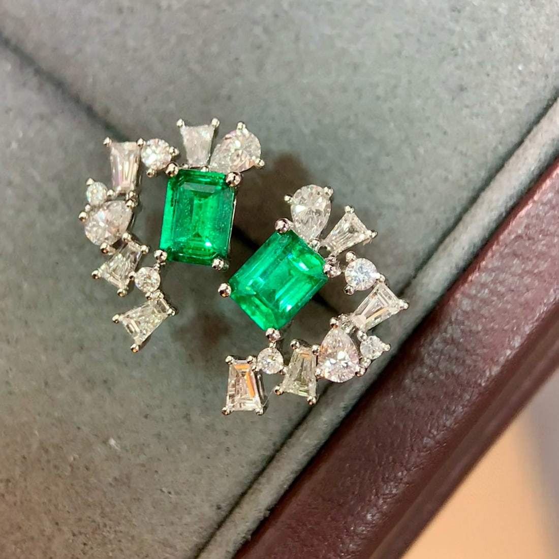 14k Gold 1.29 Ctw Vivid Green Natural Emerald & Diamond Earrings: Ref:231070325 // gold content:14k gold // main gemstone:emerald // shape:octagonal // carat weight:0. 69ct // color:vivid green // treatment:natural // // adjacent gemstone 2 : diamond //