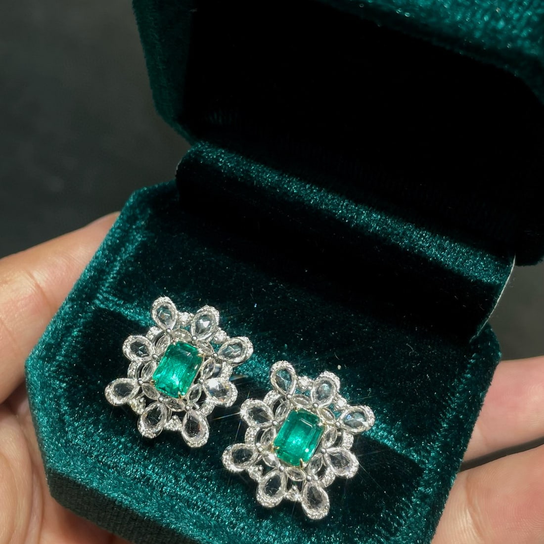 14k Gold 4.5 Ctw Natural Emerald & Sapphire Earrings: Ref:231070327 // gold content:14k gold // main gemstone:emerald // shape:octagonal // carat weight:1. 7ct // color:green // treatment:natural // // adjacent gemstone 2 : sapphire // shape:multiple // 