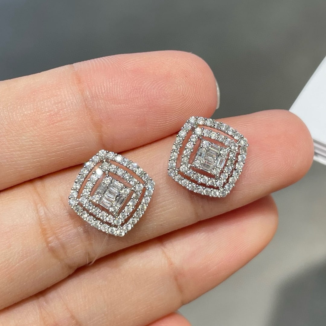14k Gold 0.72 Ct Natural H Diamond Earrings: Ref:231070328 // gold content:14k gold // main gemstone:diamond // shape:multiple // carat weight:0. 72ct // clarity grade:vs-si // color:h // treatment:natural // Low Estimate: 2400 Condition: New