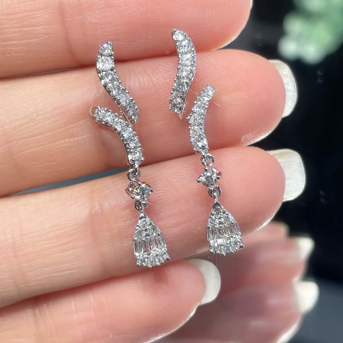 14k Gold 0.65 Ct Natural H Diamond Earrings: Ref:231070332 // gold content:14k gold // main gemstone:diamond // shape:multiple // carat weight:0. 65ct // clarity grade:vs-si // color:h // treatment:natural // Low Estimate: 2400 Condition: New