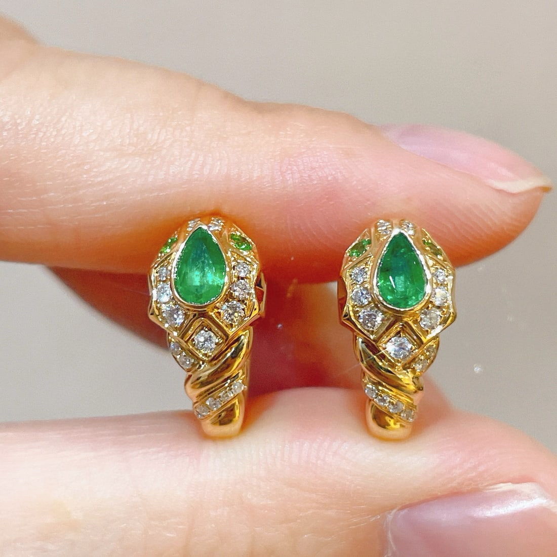 14k Gold 0.28 Ctw Vivid Green Natural Emerald & Diamond Earrings - 5