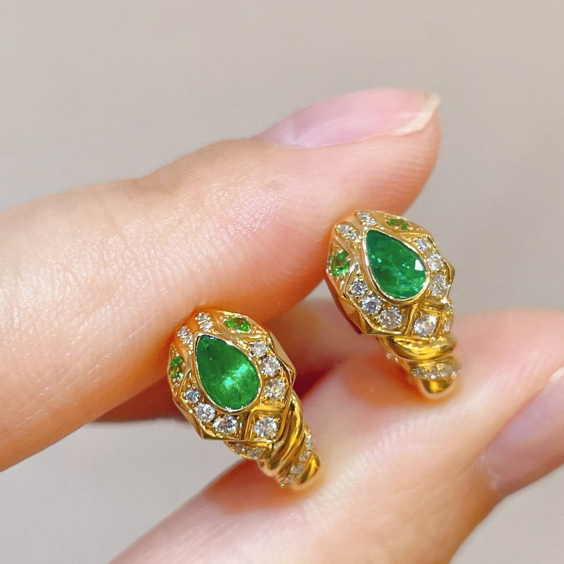 14k Gold 0.28 Ctw Vivid Green Natural Emerald & Diamond Earrings - 6