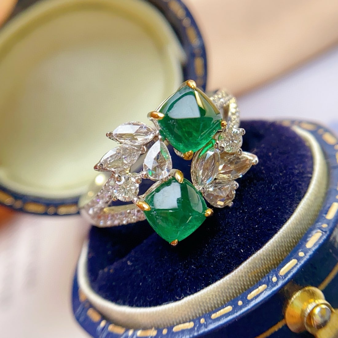 14k Gold 2.00 Ct Vivid Green Natural Emerald & Diamond Ring - 4