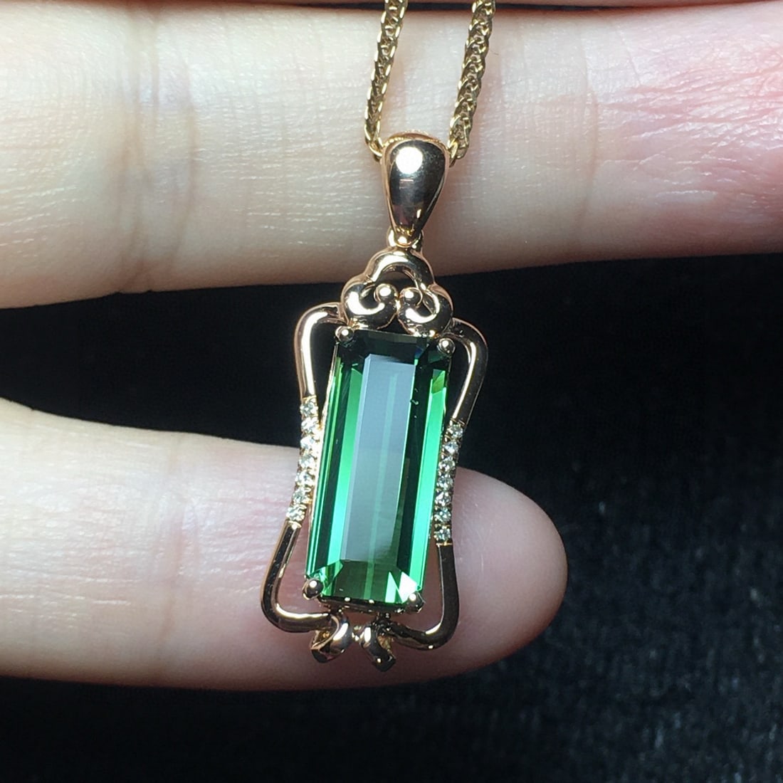 14k Gold 4.18 Ct Natural Tourmaline & Diamond Pendant( Without Chain ): Ref:231070363 // gold content:14k gold // main gemstone:tourmaline // shape:octagonal // carat weight:4. 18ct // color:green // treatment:natural // // adjacent gemstone 2 : diamond // number of