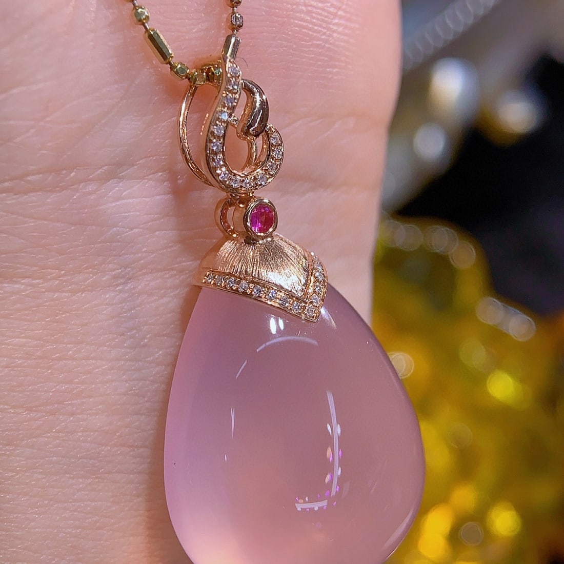 14k Gold 10.21 Ct Natural Rose Quartz & Diamond Pendant( Without Chain ): Ref:231070380 // gold content:14k gold // main gemstone:rose quartz // shape:pear // carat weight:10. 21ct // color:pink // treatment:natural // // adjacent gemstone 2 : diamond // shape:round //