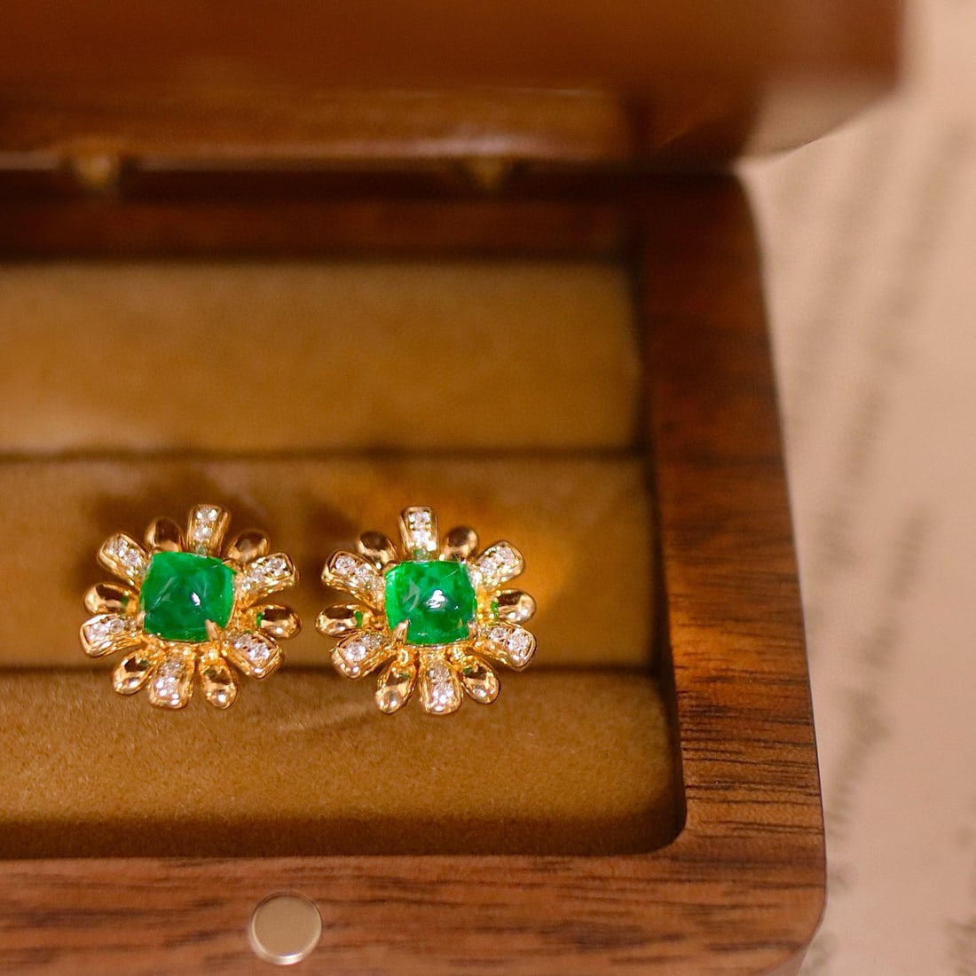 14k Gold 1.81 Ctw Vivid Green Natural Emerald & Diamond Earrings: Ref:231070400 // gold content:14k gold // main gemstone:emerald // shape:sugar-loaf // carat weight:1. 62ct // color:vivid green // treatment:natural // // adjacent gemstone 2 : diamond //