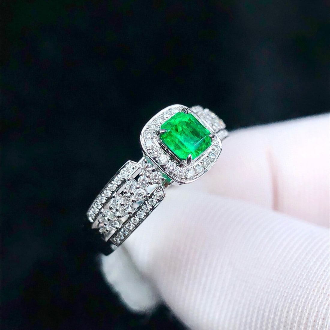 14k Gold 0.91 Ctw Vivid Green Natural Emerald & Diamond Ring - 2