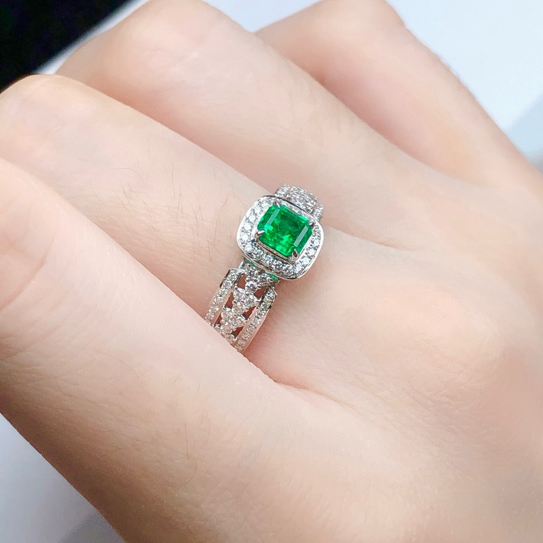 14k Gold 0.91 Ctw Vivid Green Natural Emerald & Diamond Ring - 4