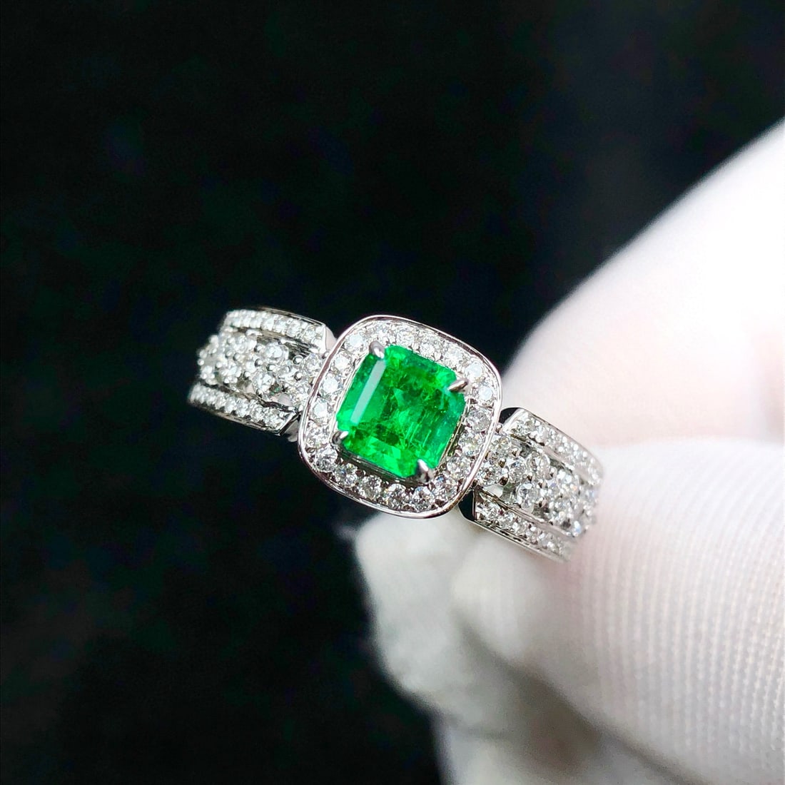 14k Gold 0.91 Ctw Vivid Green Natural Emerald & Diamond Ring - 5
