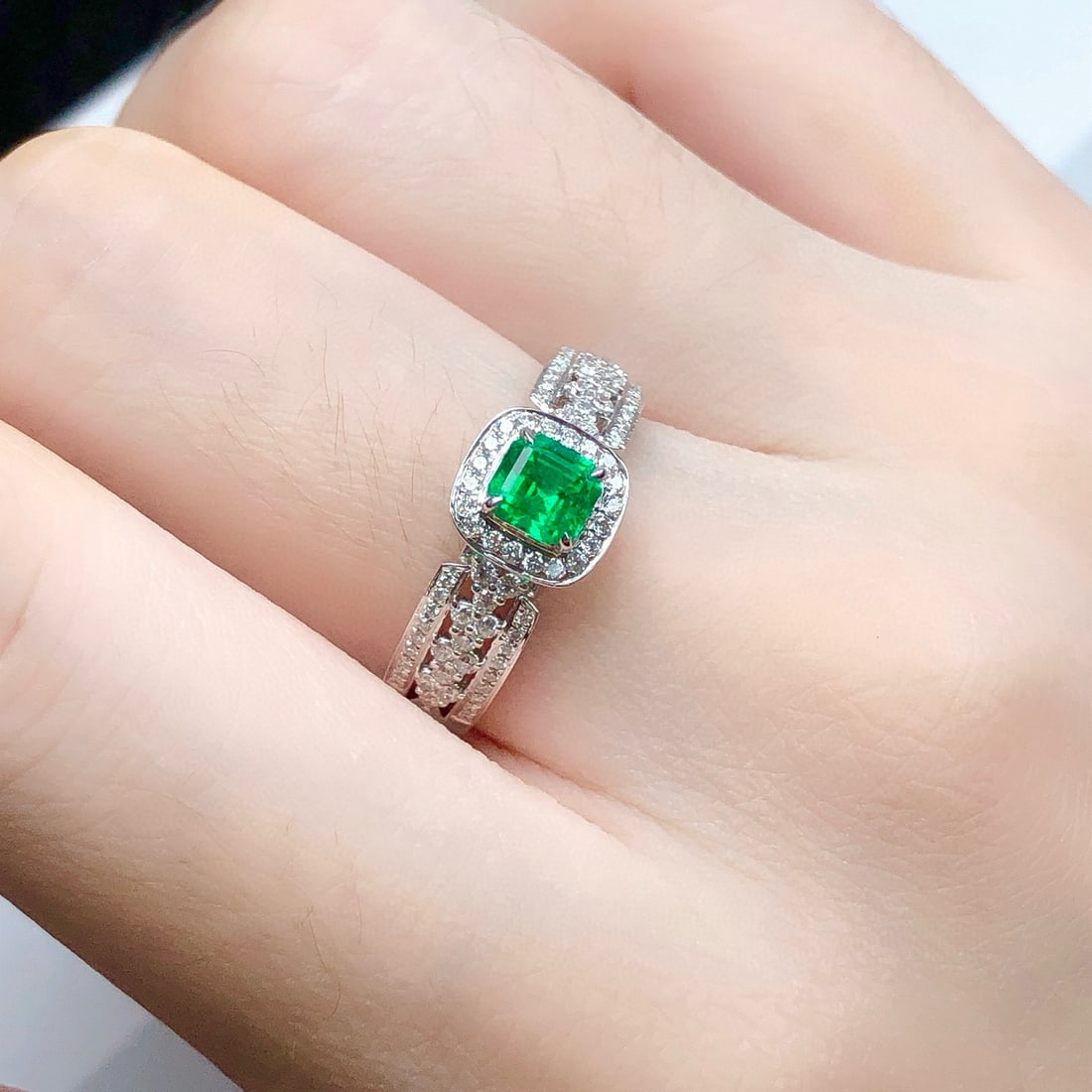 14k Gold 0.91 Ctw Vivid Green Natural Emerald & Diamond Ring - 6