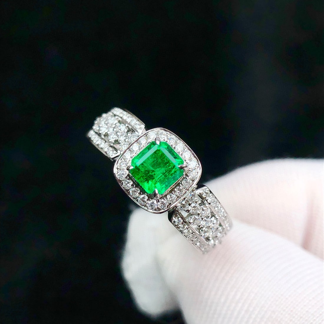14k Gold 0.91 Ctw Vivid Green Natural Emerald & Diamond Ring - 7