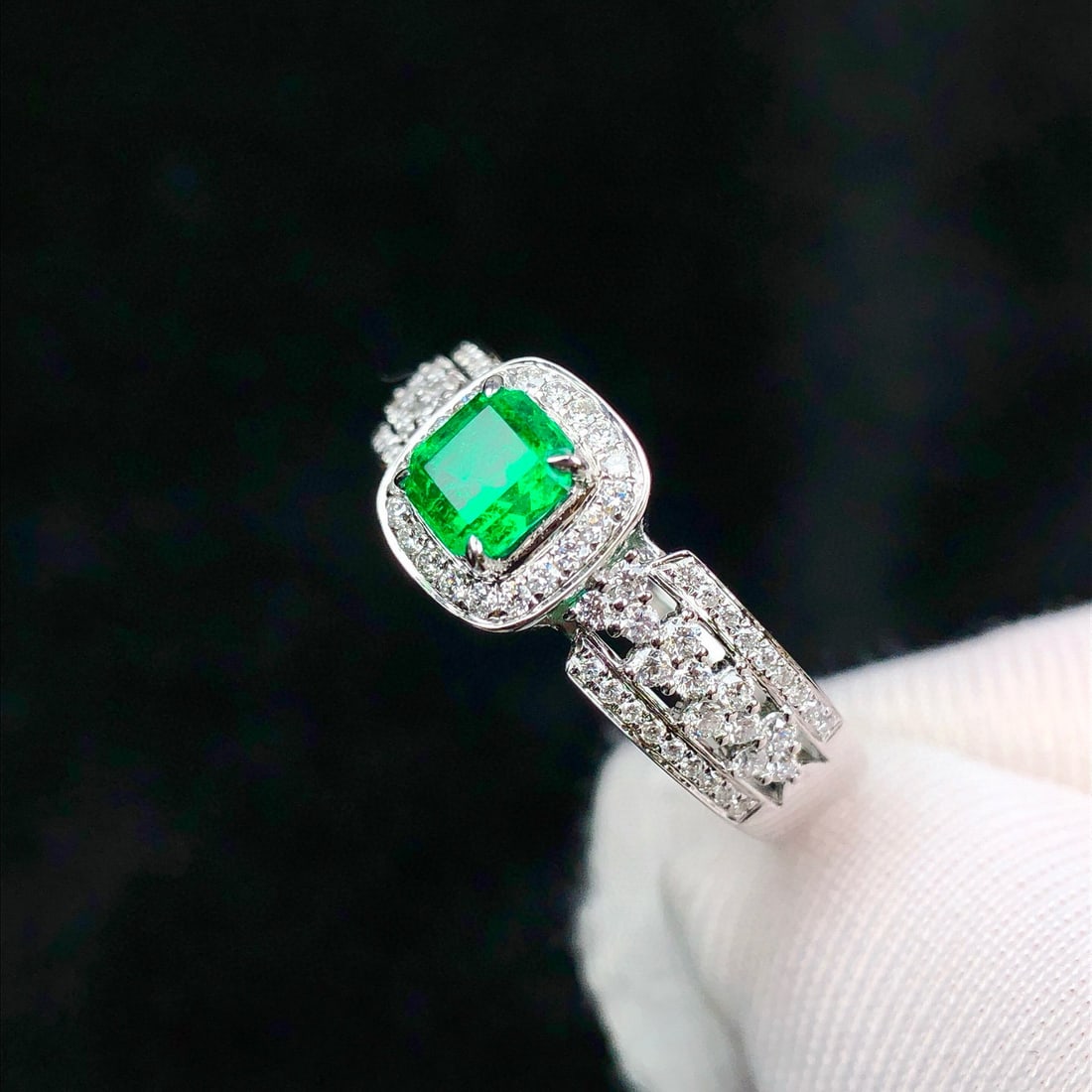 14k Gold 0.91 Ctw Vivid Green Natural Emerald & Diamond Ring - 8