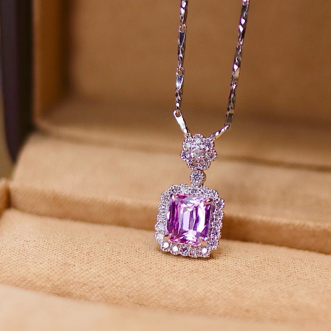 14k Gold 1.82 Ctw Natural Padparadscha Sapphire & Diamond Pendant( Without Chain ): Ref:231070412 // gold content:14k gold // main gemstone:padparadscha sapphire // shape:octagonal // carat weight:1. 57ct // color:orangish pink // treatment:natural // // adjacent gemstone 2 :