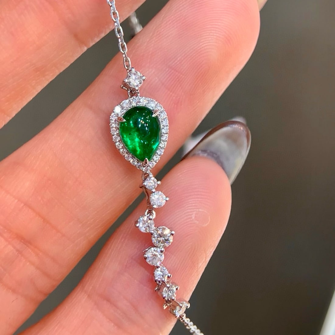 14k Gold 0.93 Ctw Vivid Green Natural Emerald & Diamond Bracelet: Ref:231070422 // gold content:14k gold // main gemstone:emerald // shape:pear // carat weight:0. 57ct // color:vivid green // treatment:natural // // adjacent gemstone 2 : diamond // shape:round //