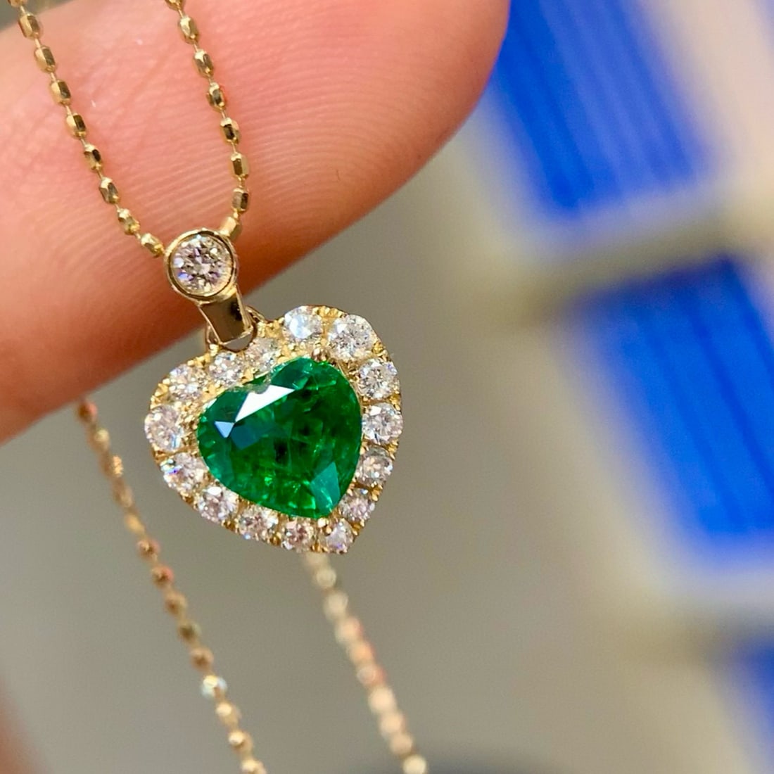14k Gold 1.05 Ctw Vivid Green Natural Emerald & Diamond Pendant( Without Chain ): Ref:231070424 // gold content:14k gold // main gemstone:emerald // shape:heart // carat weight:0. 81ct // color:vivid green // treatment:natural // // adjacent gemstone 2 : diamond // shape:round //