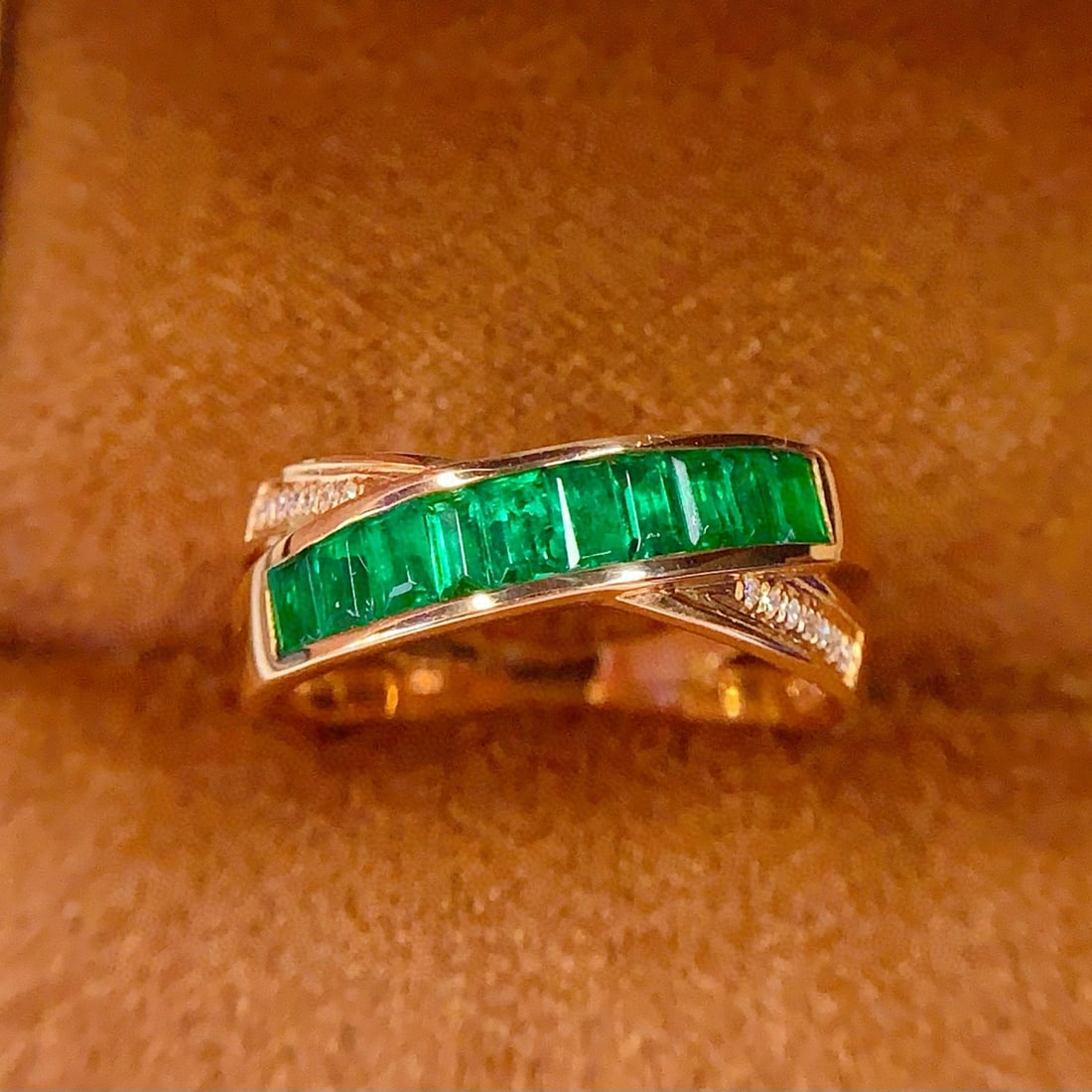 14k Gold 1.3 Ct Vivid Green Natural Emerald & Diamond Ring: Ref:231070444 // gold content:14k gold // ring size:7. 25us // // main gemstone:emerald // shape:rectangle // carat weight:1. 3ct // color:vivid green // treatment:natural // // adjacent gemstone 2 :