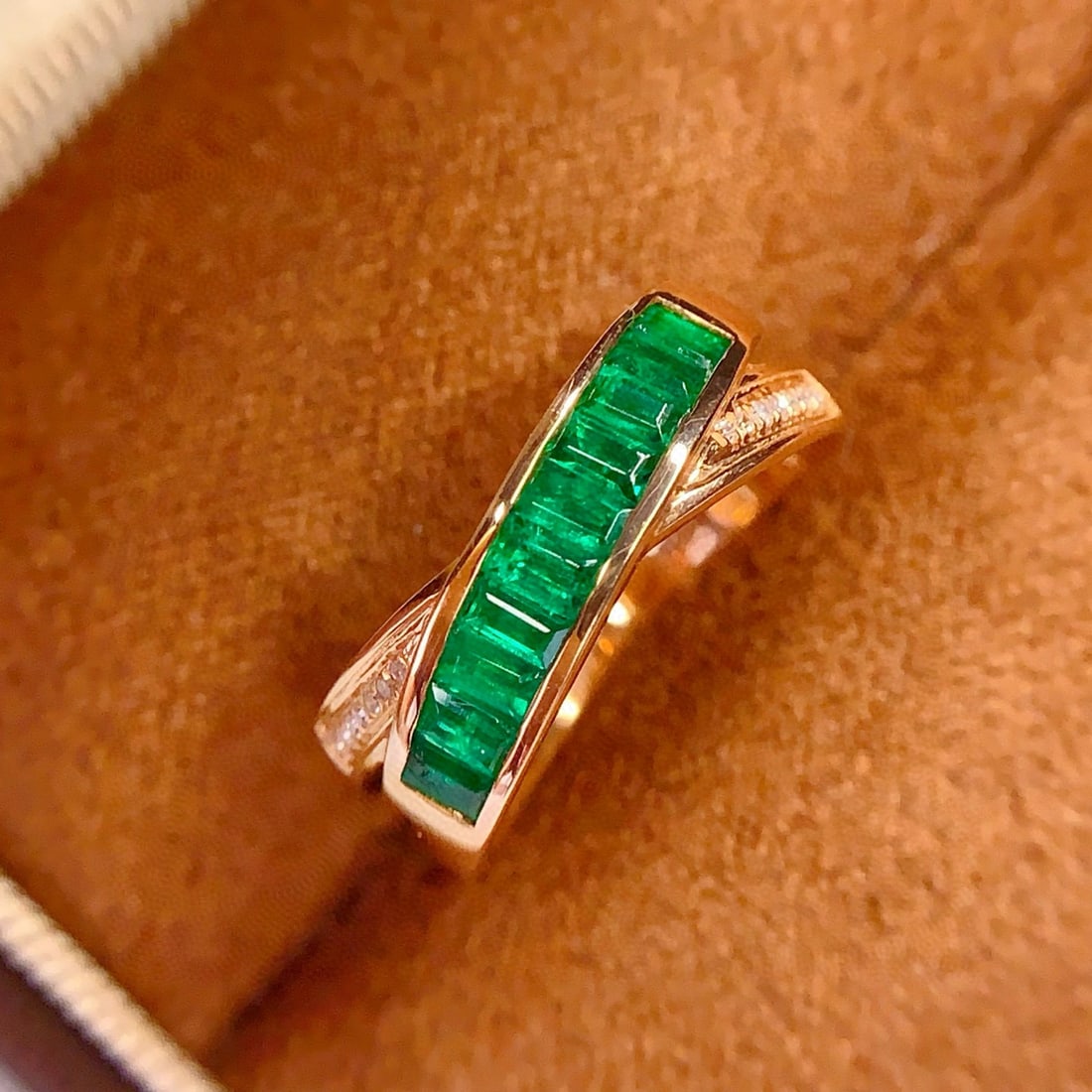14k Gold 1.3 Ct Vivid Green Natural Emerald & Diamond Ring - 2